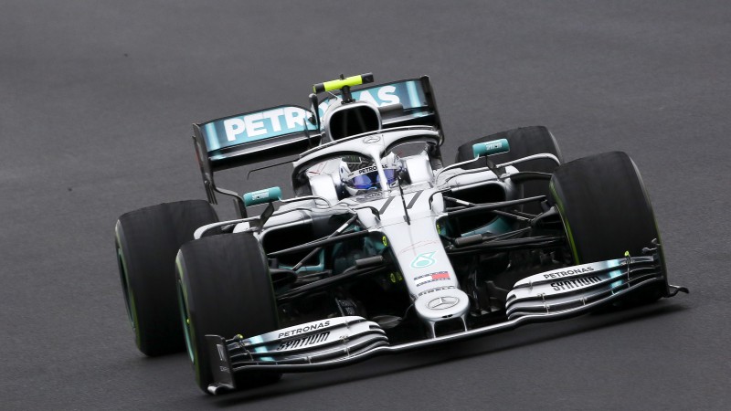 Botass Silverstonas kvalifikācijā par nieka 0,006 sekundēm sarūgtina mājinieku cerību Hamiltonu