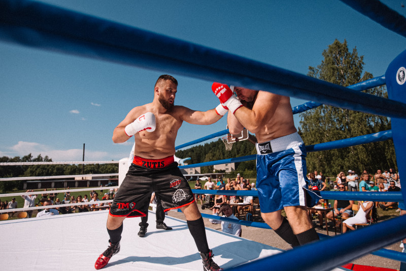 Bokseris Zutis sakauj Tihomirovu un gatavojas cīņai ar bijušo WBC titula pretendentu Deniju Viljamsu