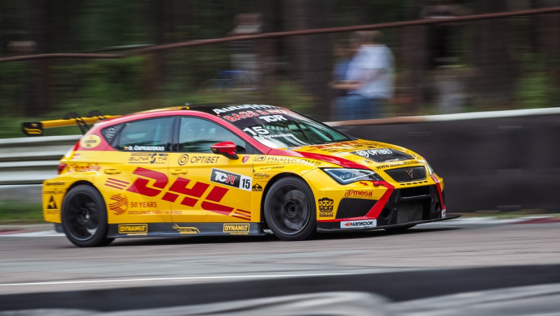 Valters Zviedris piedzīvo spilgtu debiju ar 340 Zs jaudīgo ''Cupra TCR-DSG''