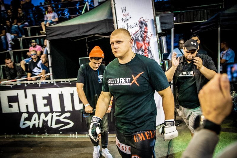 MMA cīkstonis Jemeļjanovs “Ghetto Fight” turnīrā izcīna karjeras desmito uzvaru