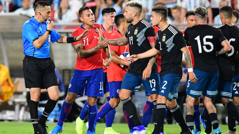 Čīlei un Argentīnai atkalredzēšanās spēlē kaujiniecisks neizšķirts