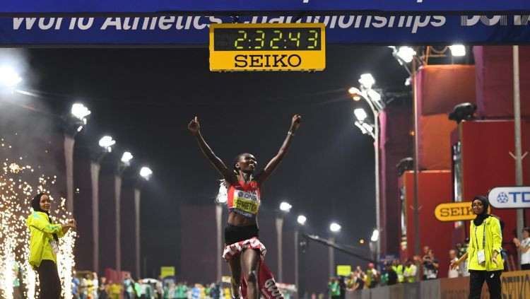 Arī naktī Kataras svelme nav izturama – maratonā izstājas 28 no 68 sportistēm