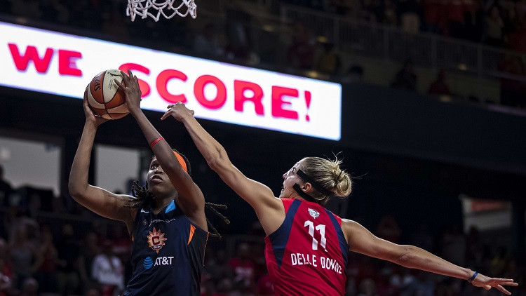MVP gūst savainojumu, Džonsas monstrālais "double-double" panāk 1-1 WNBA finālā