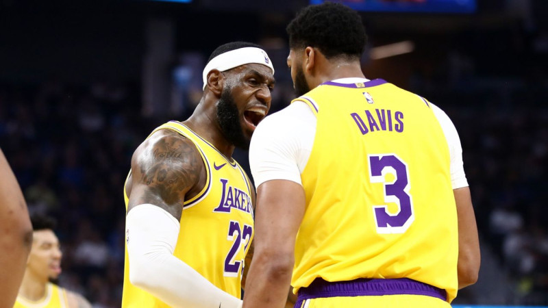 Deivisa pirmajā spēlē "Lakers" sabojā "Warriors" jaunās arēnas iesvētības