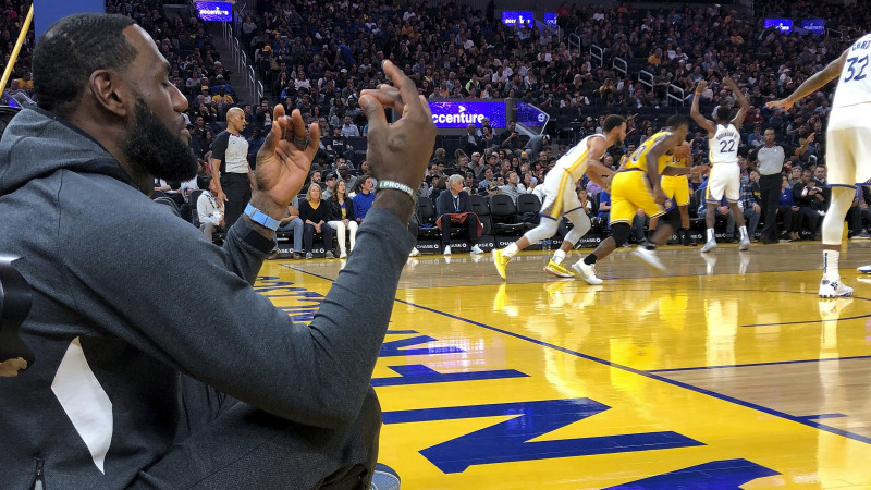 "Warriors" pēc trim zaudējumiem revanšējas "Lakers"