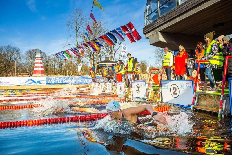 Jelgavā pasaules kausa posmā ziemas peldēšanā piedalījušies ap 250 dalībnieku