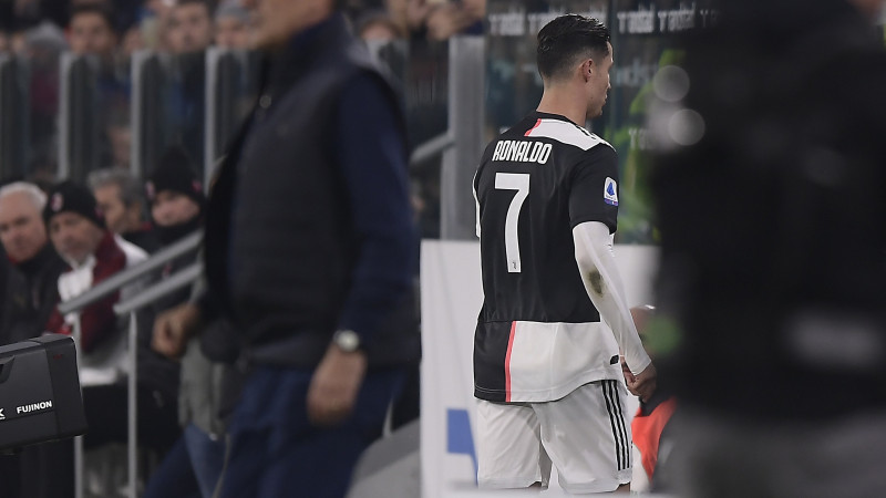 Ronaldu tiek nomainīts, "Juventus" grūtā cīņā uzvar neveiksmīgo "Milan"