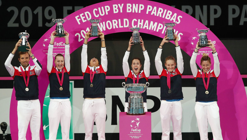 Mladenoviča divreiz uzvar Bārtiju, Francijai trešais "Fed Cup" tituls