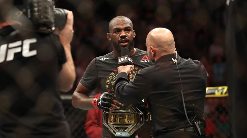 Džounss UFC titulu aizstāvēs pret līdz šim neuzvarēto Reijesu