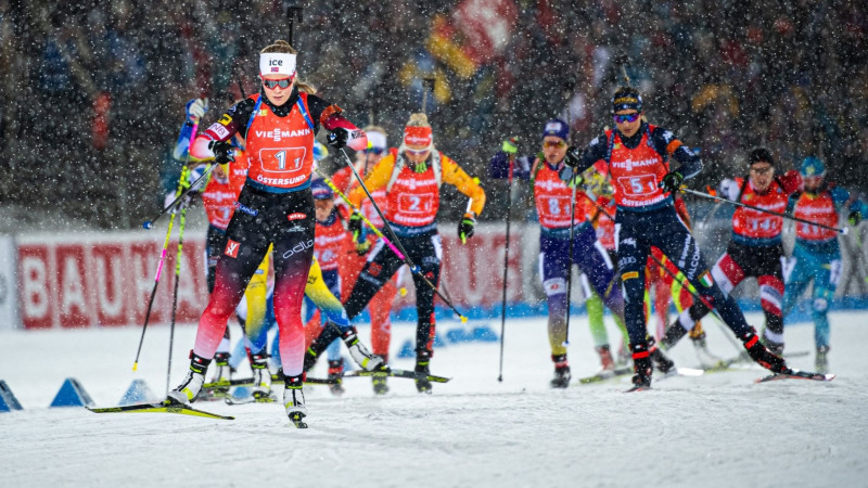 Šveicei vēsturisks pjedestāls, spraigā cīņā stafetē dāmām triumfē Norvēģija