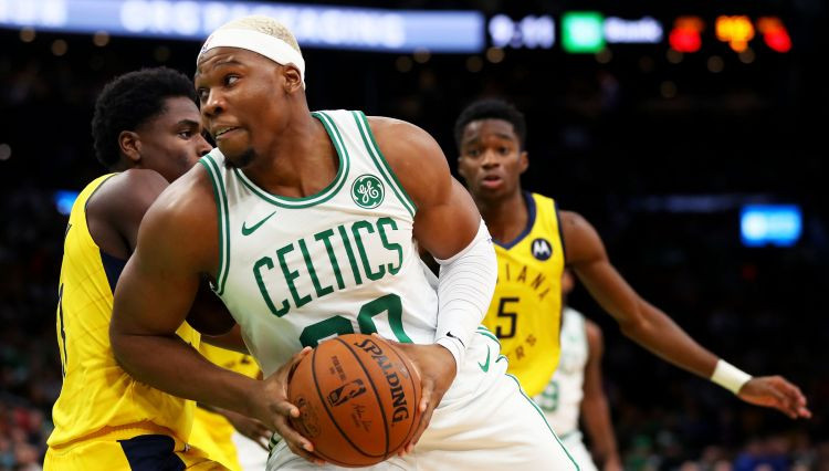 Bijušais NBA spēlētājs Ķīnā sodīts par neskatīšanos uz karogu himnas laikā