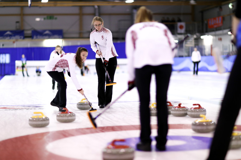Junioru kērlingistes pasaules čempionātā B divīzijā kvalificējušās ceturtdaļfinālam