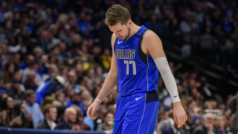 Dončičam sezonas 10. triple-double, "Mavericks" atspēlē -20 un papildlaikā zaudē