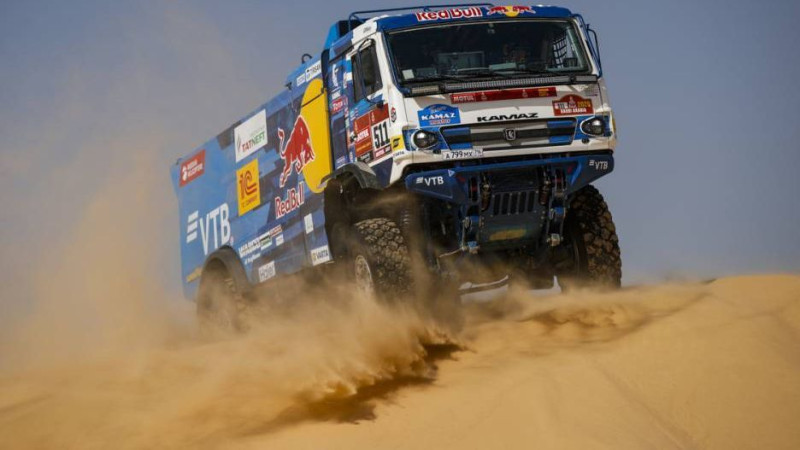 Video: "Kamaz" monstri dominē Dakaras rallija 10. posmā