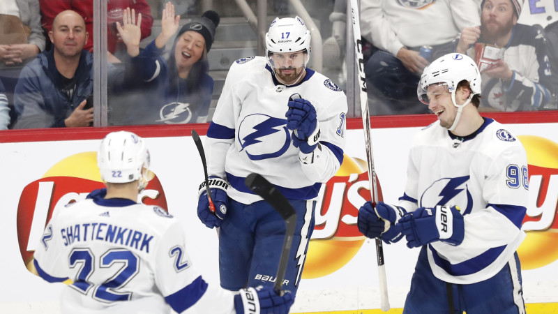 Sirelli "hat-trick", "Lightning" iemet septiņus un sarauj gabalos Vinipegu