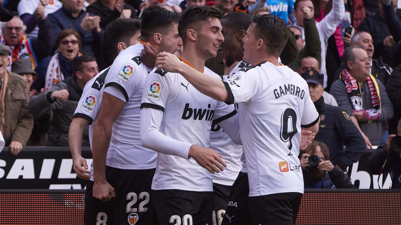"Valencia" sagādā pirmo zaudējumu "Barcelona" Setjēna vadībā