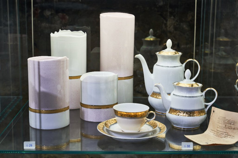 Rīgas Porcelāna muzejā atklāta Levona Agadžanjana darbu izstāde