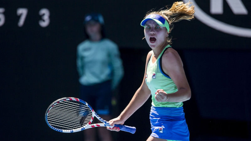 Kenina "Australian Open" pusfinālā sakauj mājinieci Bārtiju, Mugurusa apspēlē Halepu