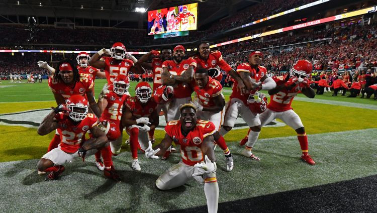 "Chiefs" ar lielisku atspēlēšanos pēc 50 gadu pārtraukuma izcīna "Super Bowl"