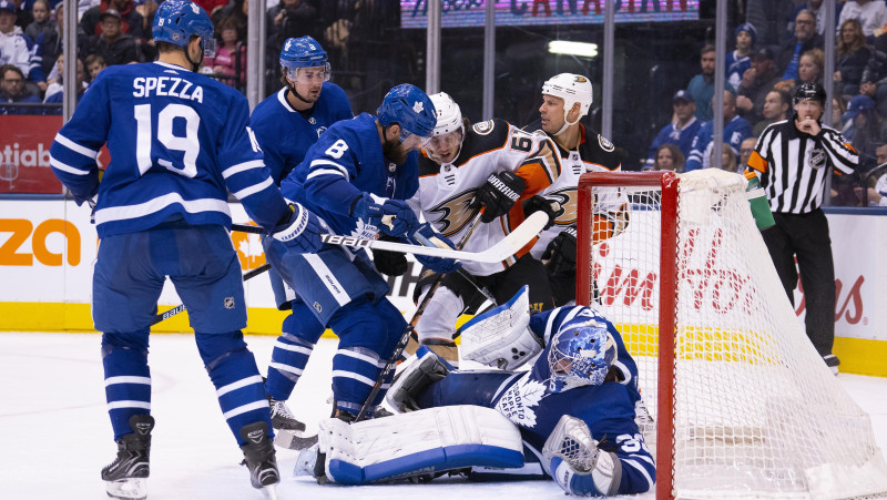 "Maple Leafs" uz vismaz divām nedēļām zaudē pirmo vārtsargu Kempbelu