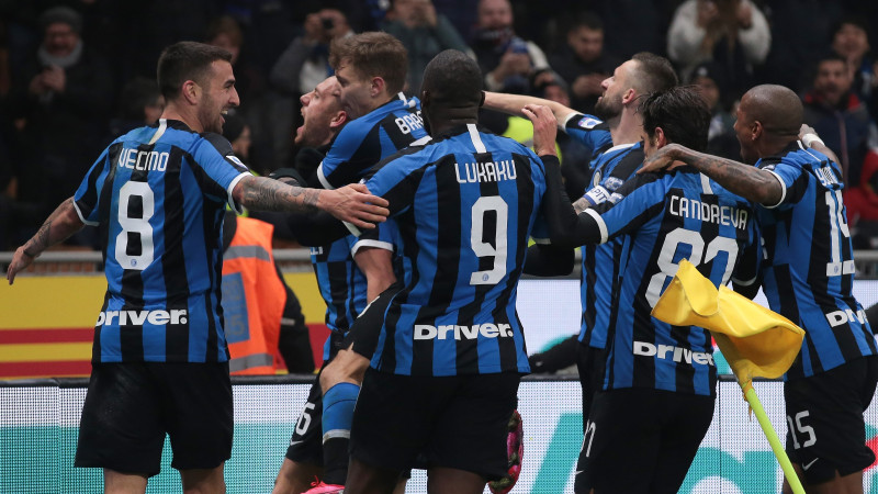 "Inter" lieliski atspēlējas Milānas derbijā un panāk "Juventus"
