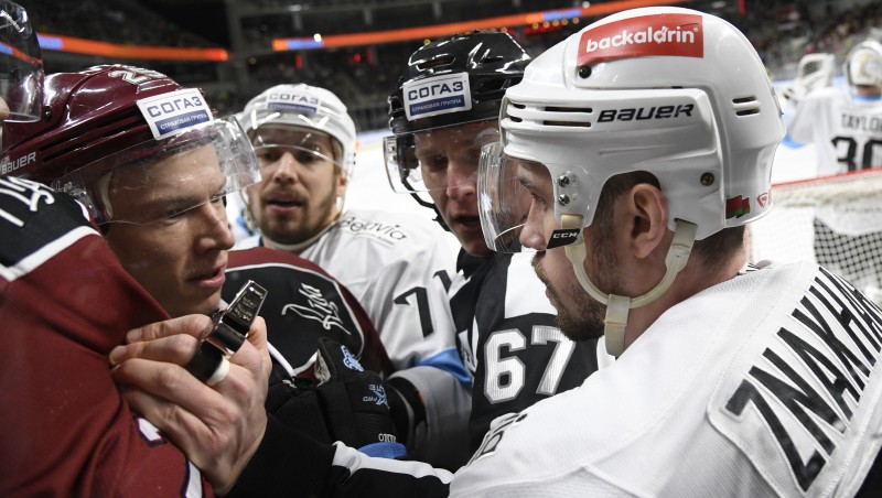Rīgas "Dinamo" beidzot iemet vairākumā, taču zaudē arī KHL pastarīšu duelī