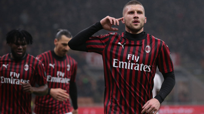 "Milan" uzvar, saasinot cīņu par Eirokausiem