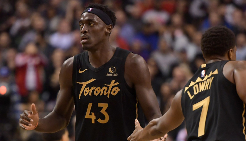 Siakamam 34+8+5, ''Raptors'' izcīna pirmo panākumu pār ''76ers'' un pagarina sēriju