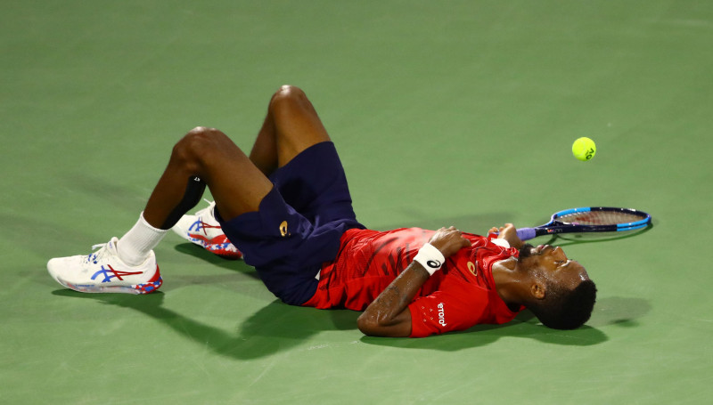 Monfīss neizmanto trīs mačbumbas pret Džokoviču, kuram zaudējis visos 17 ATP mačos