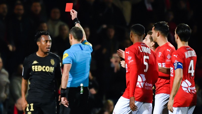 "Monaco" 30 miljonu pirkumam Martinšam pusgada diskvalifikācija par tiesneša pagrūšanu