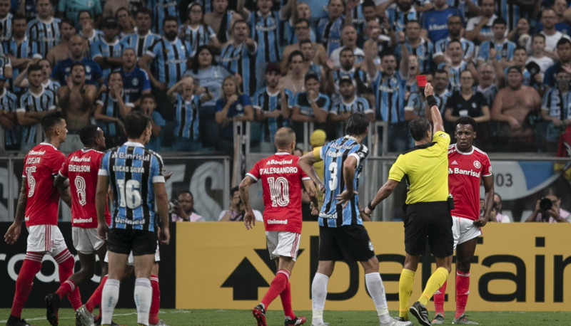 Masveida kautiņš un astoņas sarkanās kartītes "Copa Libertadores" mačā