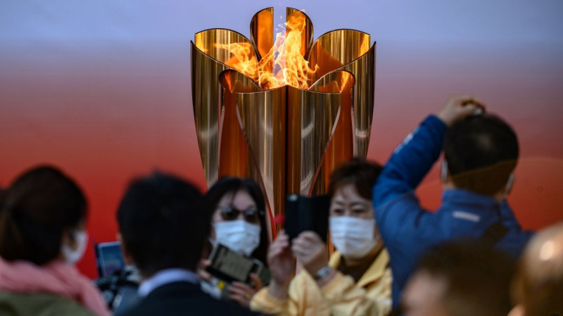 Japānā pirmajā dienā olimpisko uguni klātienē vērojuši vairāk nekā 55 tūkstoši