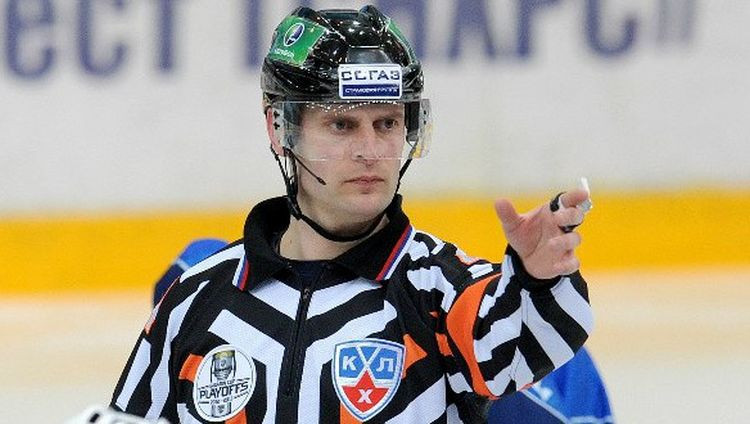 KHL nākamajā sezonā tiesās divi Latvijas arbitri