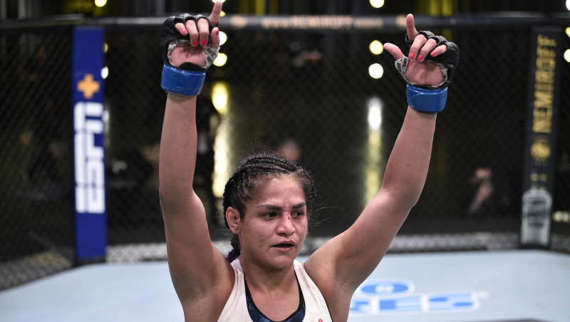 UFC galvenajā cīņā Kalviljo izcīna vienbalsīgu uzvaru un piesaka sevi divīzijas favorītēm