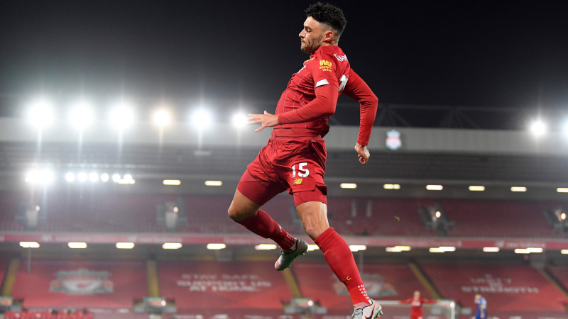 "Liverpool" triumfē astoņu vārtu mačā un paceļ Premjerlīgas trofeju