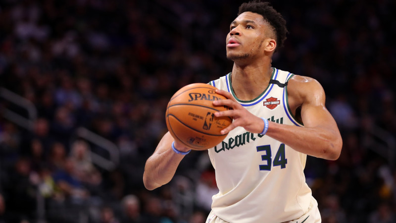 Adetokunbo dominē "Bucks" pārliecinošā uzvarā pār Popoviča "Spurs"