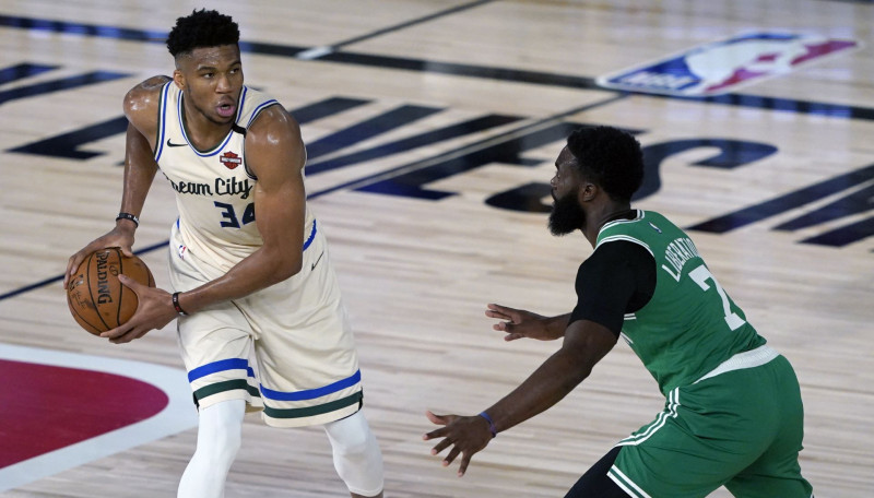 Adetokunbo 36+15 un uzvara pret "Celtics", Foksam karjeras gūto punktu rekords