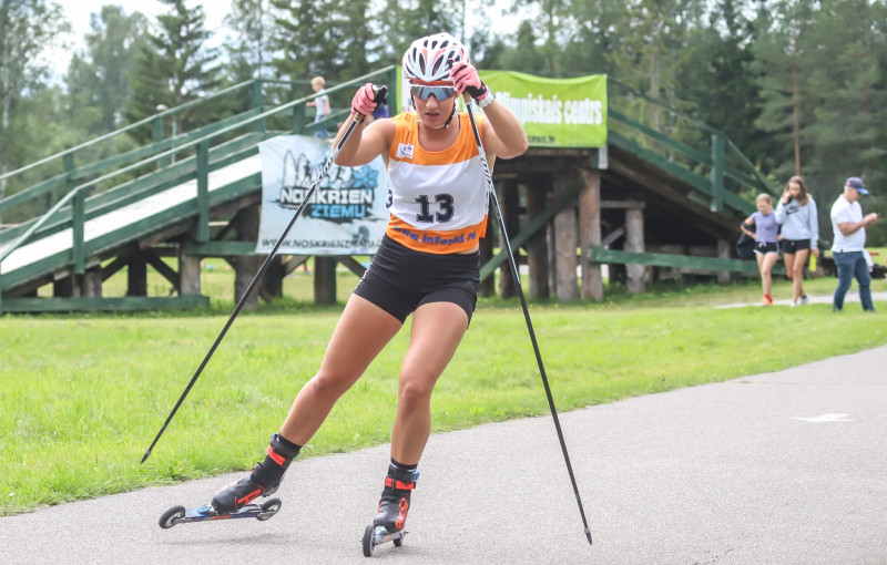 Bendikas un Auziņas duelī katrai pa uzvarai Latvijas čempionātā rollerslēpošanā