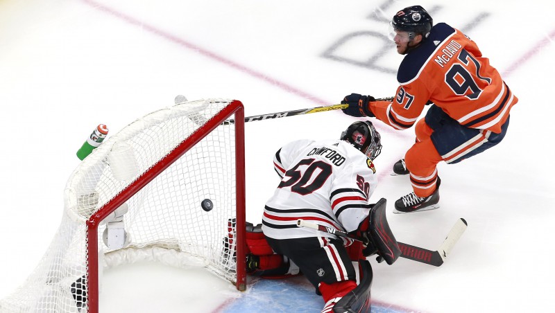 Arī Makdeividam hat-trick, mājiniece Edmontonas "Oilers" panāk izlīdzinājumu