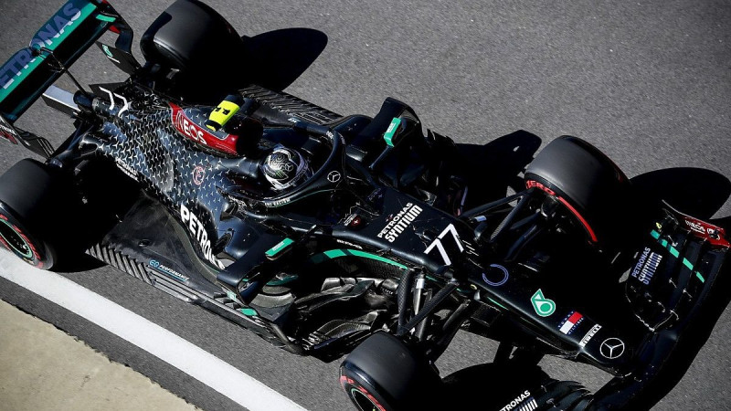 Botass ar jaunajām riepām pārspēj Hamiltonu pirmajā F1 treniņā