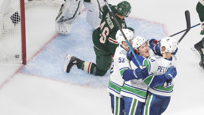"Canucks" iztur 11 mazākumus un uzvar, "Flyers" spēlēs par pirmo vietu
