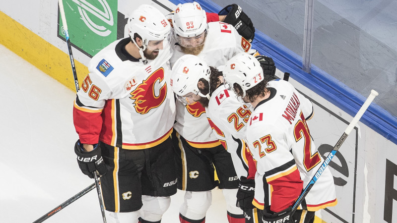 "Flames" grauj un tiek tālāk, "Golden Knights" iemet sešus vārtus čempionei