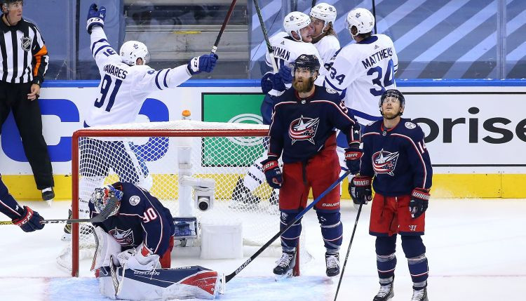 Merzļikins un "Blue Jackets" pēc lieliskām 56 minūtēm sabrūk, izlaiž 3:0 un zaudē