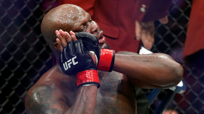 Lūiss nokautē veterānu Oļeiņiku un sasniedz UFC smagsvaru rekordu