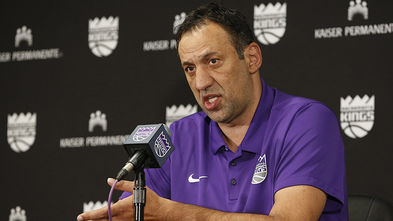 "Kings" negrasās no amatiem atstādināt Divacu un Voltonu