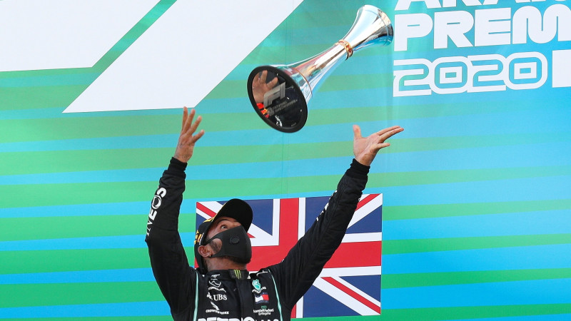 Spānijas "Grand Prix" triumfē Hamiltons, palielinot pārsvaru kopvērtējumā