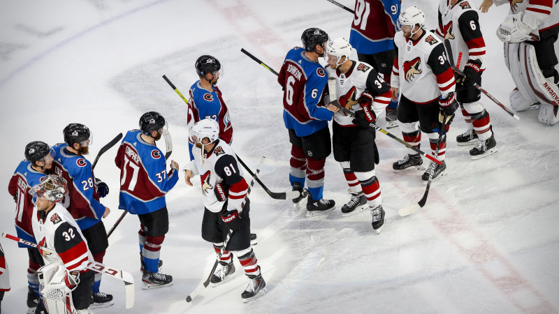 "Bruins" un "Avalanche" iekļūst otrajā kārtā, čempioni zaudējuma attālumā no beigām