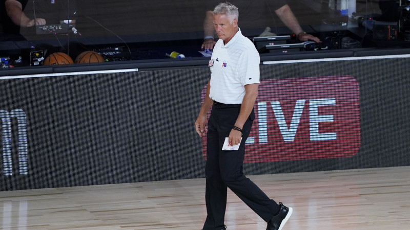 Laikraksts: "76ers" ir tuvu tam, lai atlaistu galveno treneri Braunu