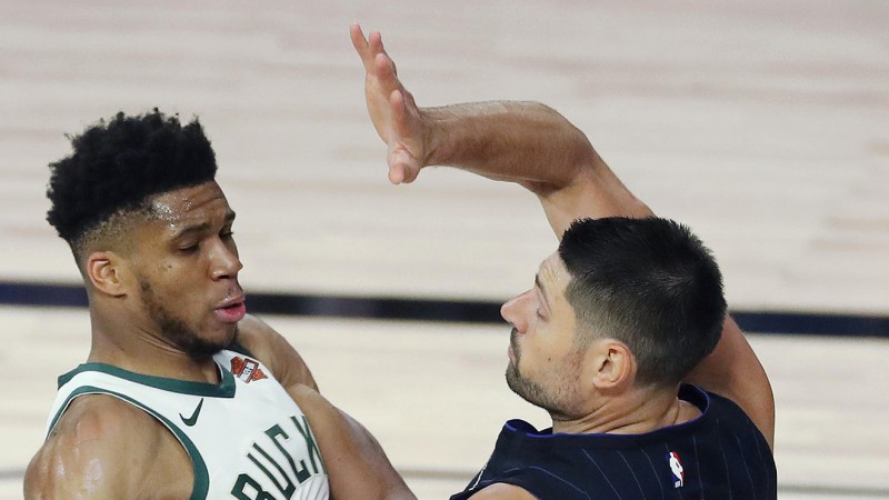 Midltons un Adetokunbo ar 21-2 izrāvienu nokārto "Bucks" trešo uzvaru pēc kārtas