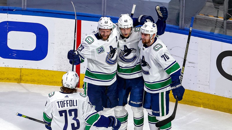 Tofoli un Petešona trīs punkti kaldina "Canucks" uzvaru pār Vegasu, 1-1 panāk arī "Lightning"